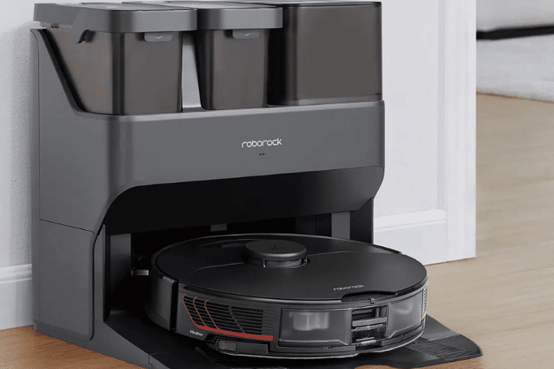 Die ABsaugstation des Roborock S7 MaxV Ultra steht an der Wand